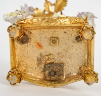Un bougeoir à main en bronze doré et porcelaine Louis XVI