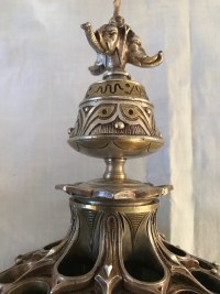 Porte cigares, boite d&#039;allumettes et lampe à huile, en bronze argenté, à motifs égyptiens, monogrammé E.L. Réf: 299