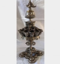 Porte cigares, boite d&#039;allumettes et lampe à huile, en bronze argenté, à motifs égyptiens, monogrammé E.L. Réf: 299