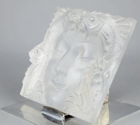 Lalique France : «Masque de femme» Plaque Décorative, Support Métal