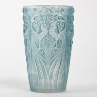 Vase &quot;Coqs et Plumes&quot; verre blanc patiné bleu de René LALIQUE