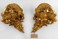 Paire de consoles d’appliques de style Louis XV en bois sculpté et doré Italie milieu XIXème siècle