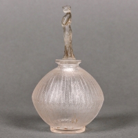 Flacon « Roses » verre blanc patiné gris de René LALIQUE pour D&#039;Orsay