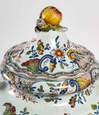 Pot couvert Delft polychrome, XVIIIème siècle