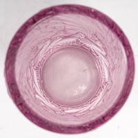 Vase &quot;Coqs et Plumes&quot; verre blanc patiné rose violet de René LALIQUE