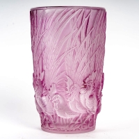 Vase &quot;Coqs et Plumes&quot; verre blanc patiné rose violet de René LALIQUE