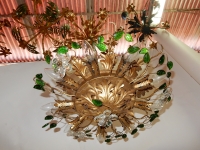 1970′ Plafonnier ou Applique à Décor de Fleurs et Feuilles en Métal Doré Style Maison Baguès Feuilles en Verre Coloré Vert