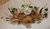 1970′ Plafonnier ou Applique à Décor de Fleurs et Feuilles en Métal Doré Style Maison Baguès Feuilles en Verre Coloré Vert
