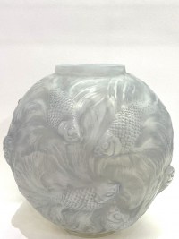 Vase &quot;Formose&quot; verre opalescent double couche patiné gris de René LALIQUE
