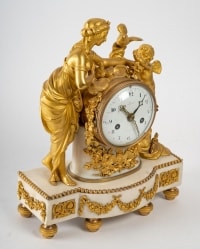 Belle Pendule en marbre blanc et bronze doré XVIIIème siècle