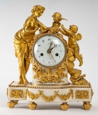 Belle Pendule en marbre blanc et bronze doré XVIIIème siècle