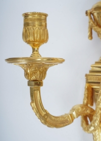 Paire d’appliques à deux bras de lumière en bronze ciselé et doré de style Louis XVI