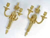Paire d’appliques à deux bras de lumière en bronze ciselé et doré de style Louis XVI