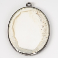 Miroir-Pendentif &quot;Narcisse Debout&quot; verre blanc patiné gris sur clinquant argent de René LALIQUE
