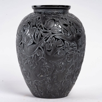 Vase « Martin Pêcheurs » verre noir patiné blanc de René LALIQUE
