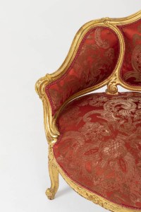 Paire de bergères basses de style Louis XV en bois doré, vers 1880