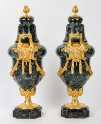 Paire de cassolettes en marbre vert de mer et bronze doré