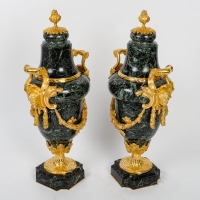 Paire de cassolettes en marbre vert de mer et bronze doré