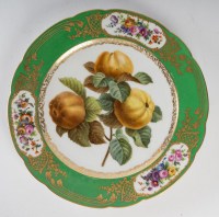 Paire d&#039;assiettes vertes à fruits et fleurs. Paris XIXème, Boyer.