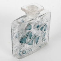 Flacon « Carré Plat Hirondelles » verre blanc patiné bleu de René LALIQUE