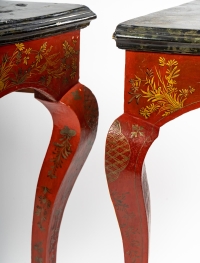 Paire de consoles d’angle à décors chinoisant laquées rouge vers 1850-1880