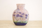 DAUM - Vase à décor émaillé de bleuets