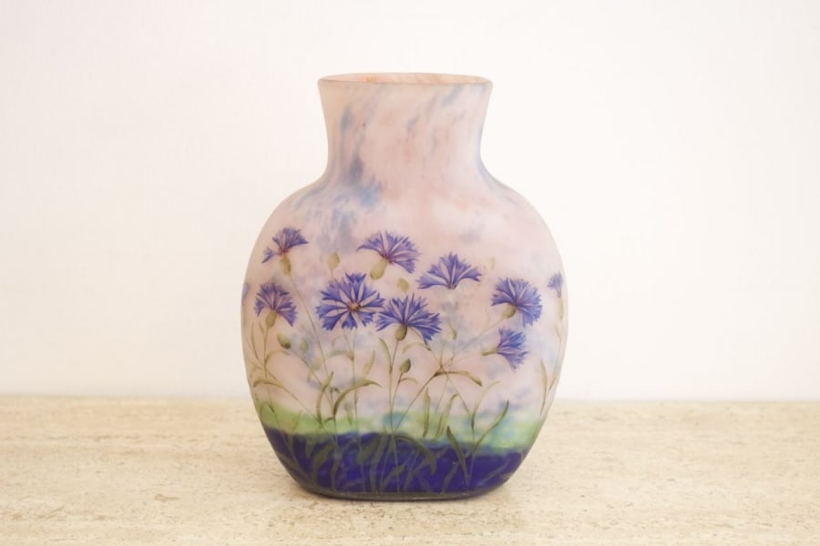 DAUM - Vase à décor émaillé de bleuets||