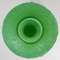 Vase &quot;Gui&quot; verre vert jade de René LALIQUE