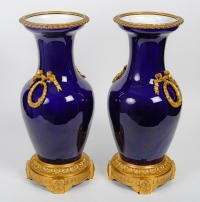 Paire de vases à montures de bronze en bleu cobalt
