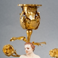 Paire de bougeoirs en bronze doré avec sujets en porcelaine, travail italien du XVIIIe siècle et monture XIXe.