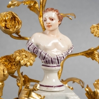 Paire de bougeoirs en bronze doré avec sujets en porcelaine, travail italien du XVIIIe siècle et monture XIXe.