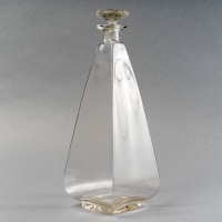 Carafe &quot;Pyramidale&quot; verre blanc patiné gris de René LALIQUE