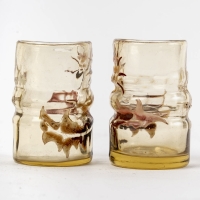 Deux verres à saké - liqueur &quot;Chardons&quot; verre jaune à décor de chardons émaillés d&#039;Emile GALLE