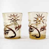 Deux verres à saké - liqueur &quot;Chardons&quot; verre jaune à décor de chardons émaillés d&#039;Emile GALLE