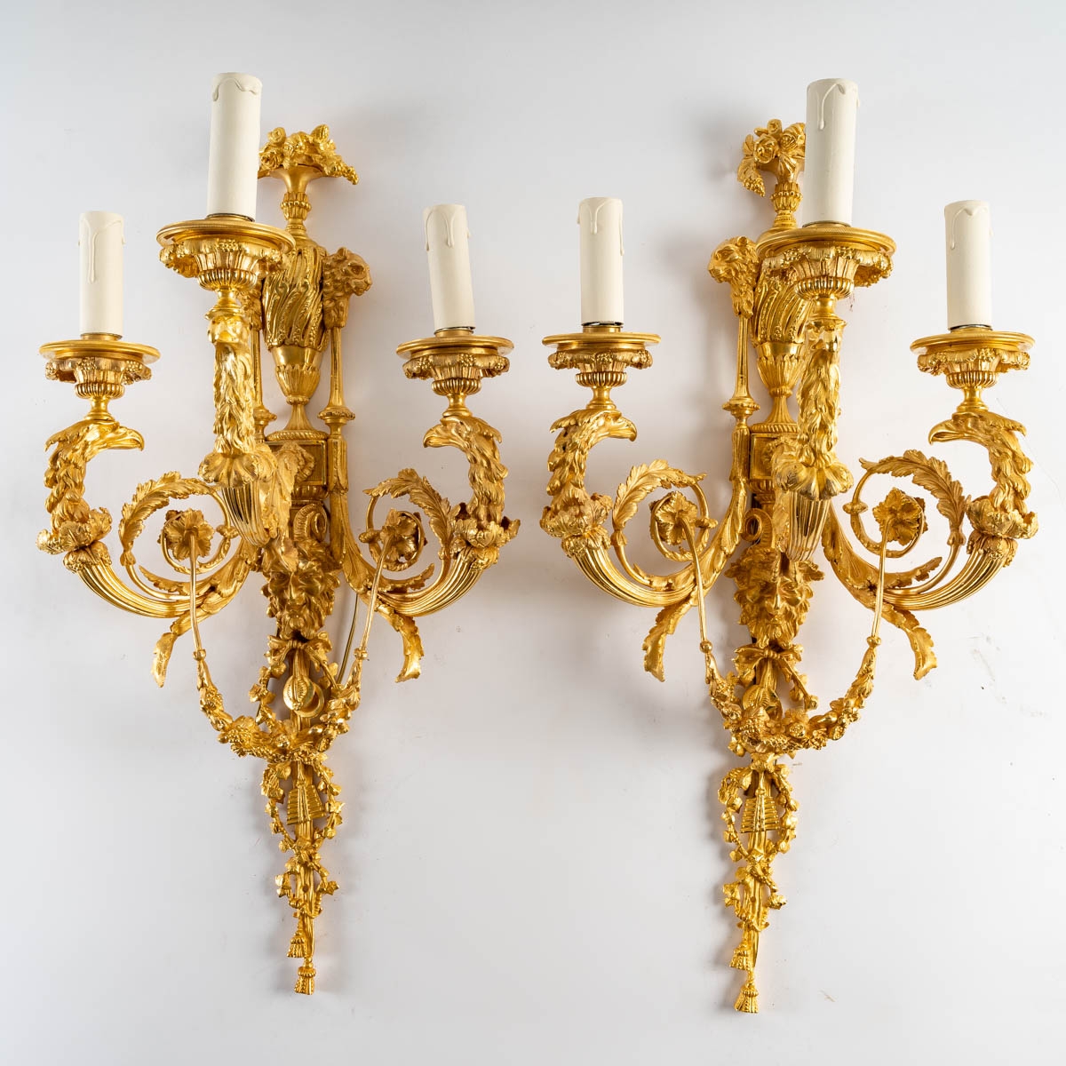Paire d&#039;appliques en bronze doré bien ciselé dans le style Louis XIV|||||||