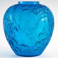 René Lalique (1860-1945) : Vase &quot; Perruches &quot; Verre Bleu