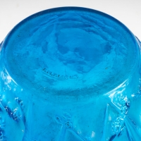 René Lalique (1860-1945) : Vase &quot; Perruches &quot; Verre Bleu