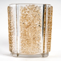 Vase &quot;Quatre Panneaux&quot; verre blanc patiné sépia de René LALIQUE