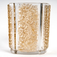 Vase &quot;Quatre Panneaux&quot; verre blanc patiné sépia de René LALIQUE