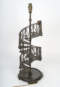 Lampe à Poser Représentant un Escalier en Colimaçon en Métal Patiné Brun, XXème Siècle.