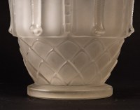 Vase en verre blanc pressé et moulé, 1920 - 1930