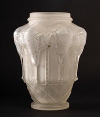 Vase en verre blanc pressé et moulé, 1920 - 1930