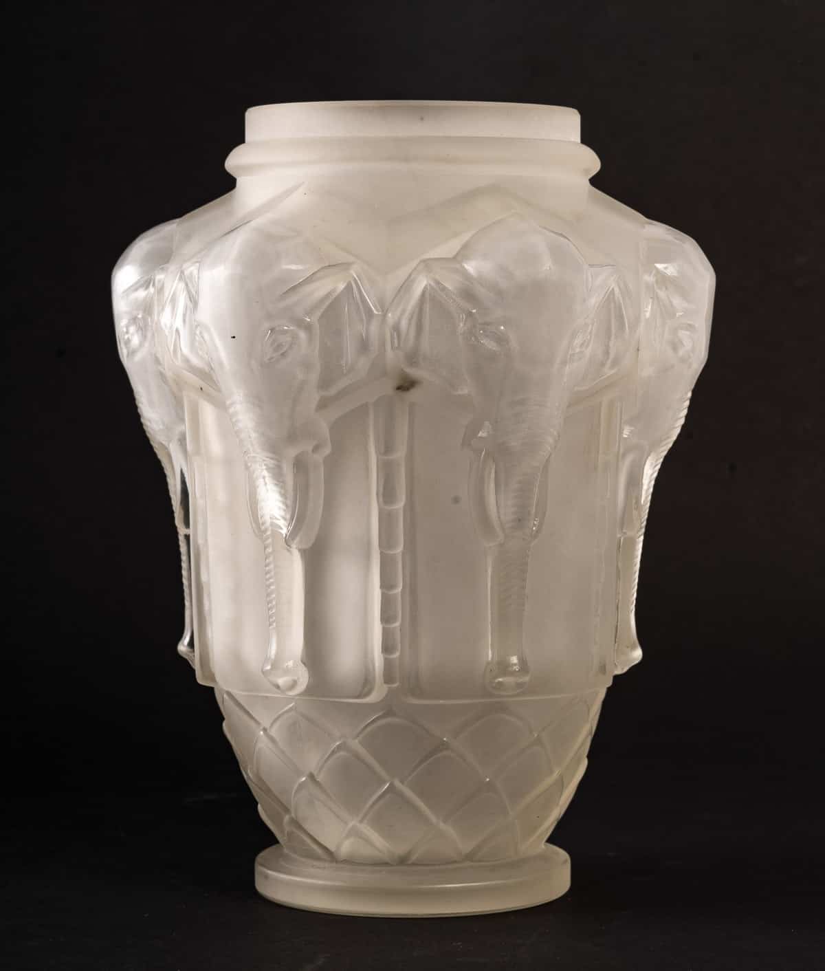 Vase en verre blanc pressé et moulé, 1920 - 1930||||||||