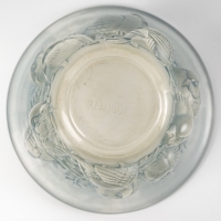 Vase &quot;Saint-François&quot; verre blanc patiné bleu de René LALIQUE