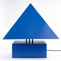 Lampe triangle en métal, peinte en bleu Klein qui monte et descend.