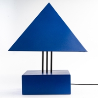 Lampe triangle en métal, peinte en bleu Klein qui monte et descend.