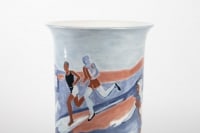 Grand vase à décor de &quot; coureurs &quot; en porcelaine de sèvres - céramique art déco