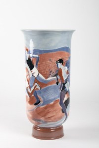 Grand vase à décor de &quot; coureurs &quot; en porcelaine de sèvres - céramique art déco