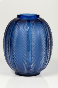 René Lalique  (1860-1945) Vase &quot;Biskra&quot;  verre bleu