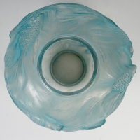 Vase &quot;Formose&quot; verre blanc patiné bleu de René LALIQUE